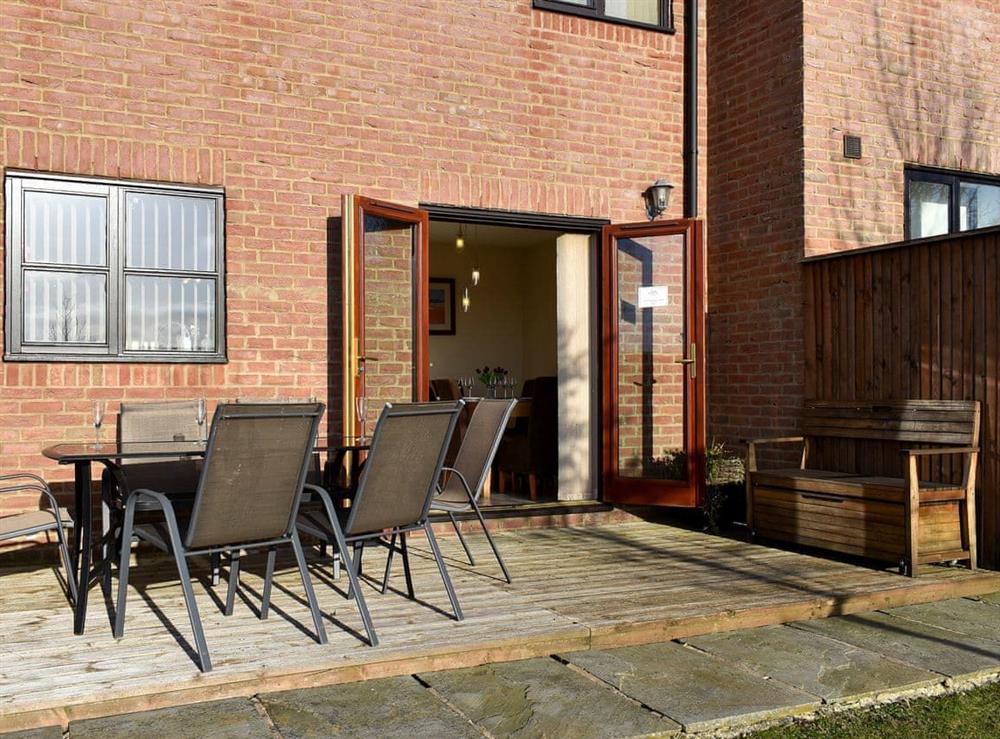 Sitting-out-area with garden furniture at Bramblewick Cottage in Whitby, North Yorkshire