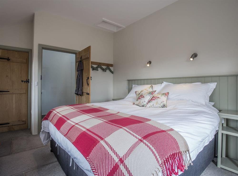 Double bedroom with en-suite at Long Barn, 