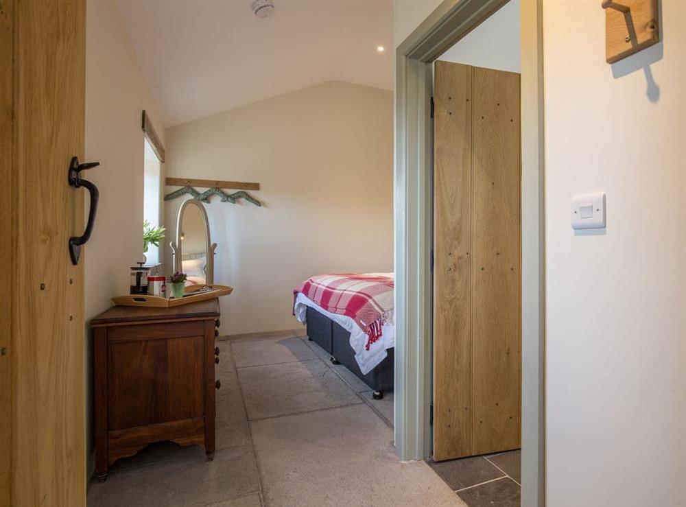 Double bedroom with en-suite (photo 3) at Square Barn, 