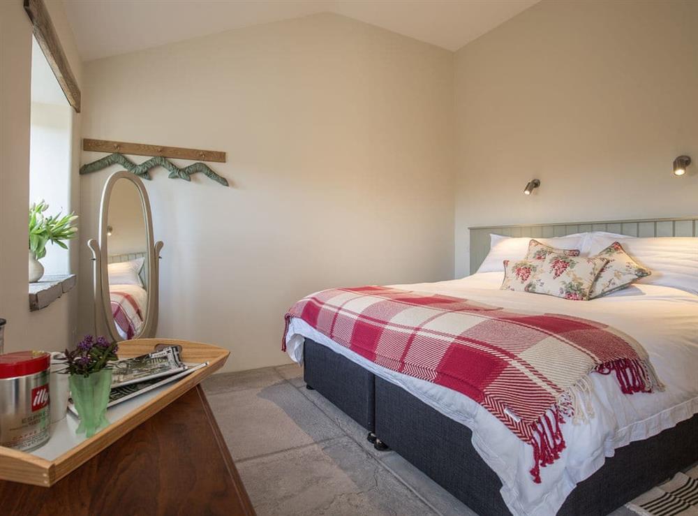 Double bedroom with en-suite (photo 4) at Square Barn, 
