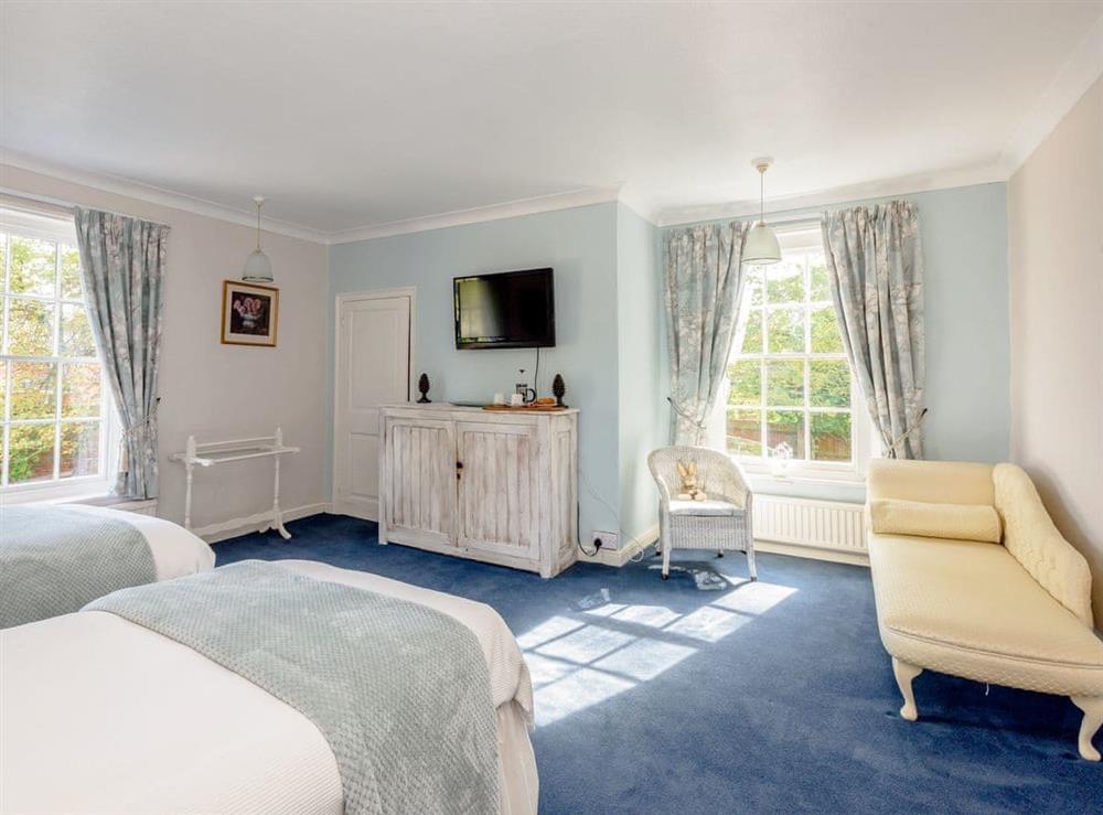 Twin bedroom with plenty of space at Braydeston House in Brundall, near Norwich, Norfolk