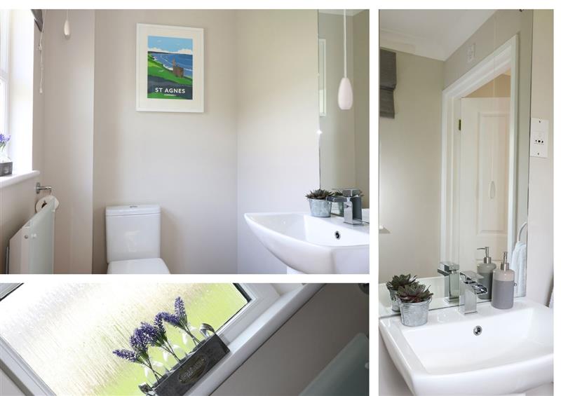 The bathroom at Breeze Cottage, Budock Water