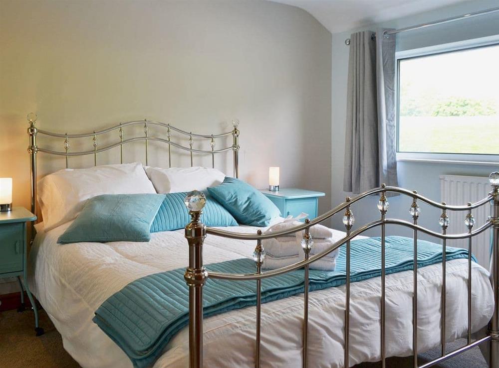 Romantic double bedroom with en-suite bathroom at Briar Rigg in Keswick, Cumbria