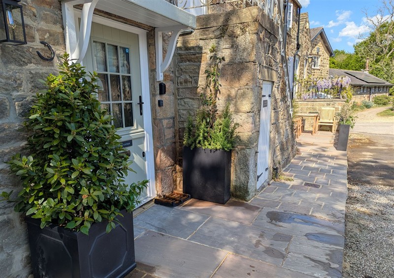 Outside Bridge House Cottage