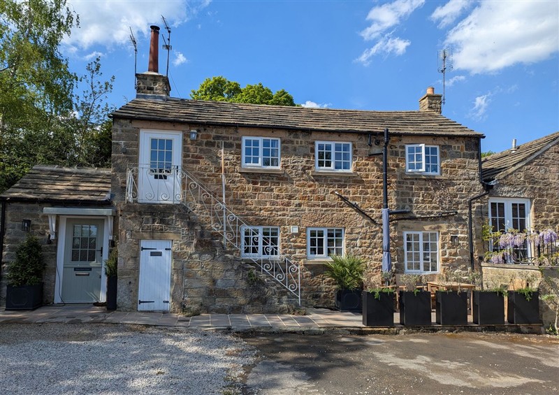 Outside Bridge House Cottage