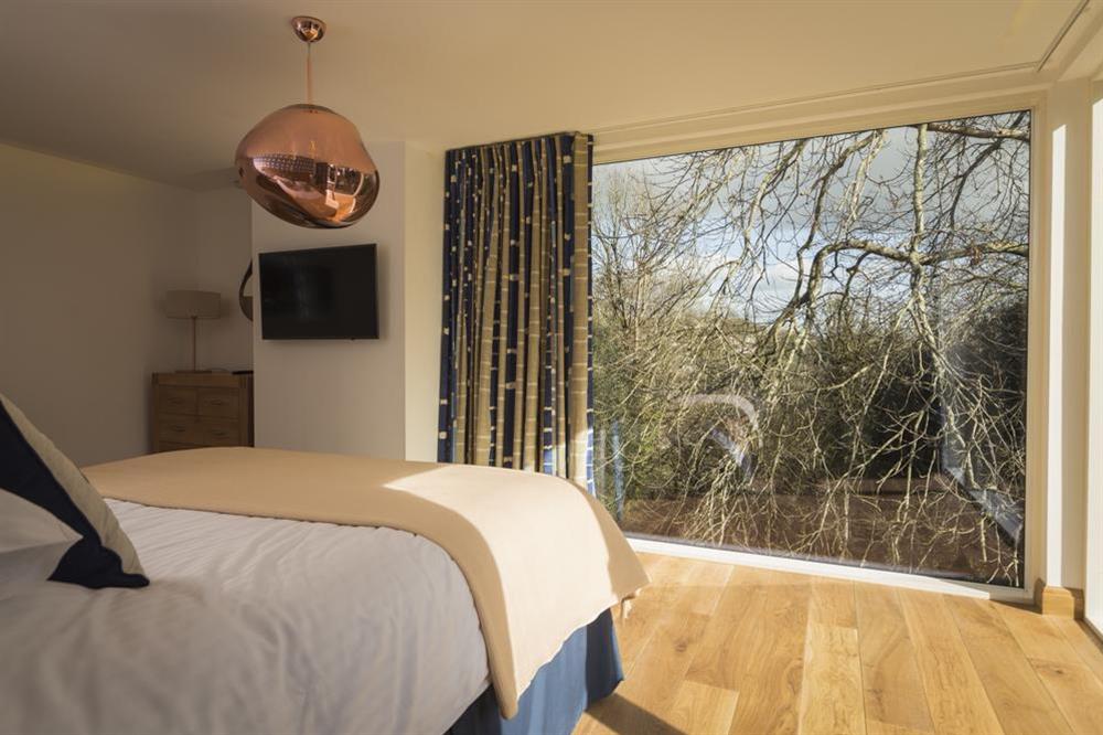 En suite master bedroom with super-King size bed (photo 3) at Bridleway House in , Salcombe