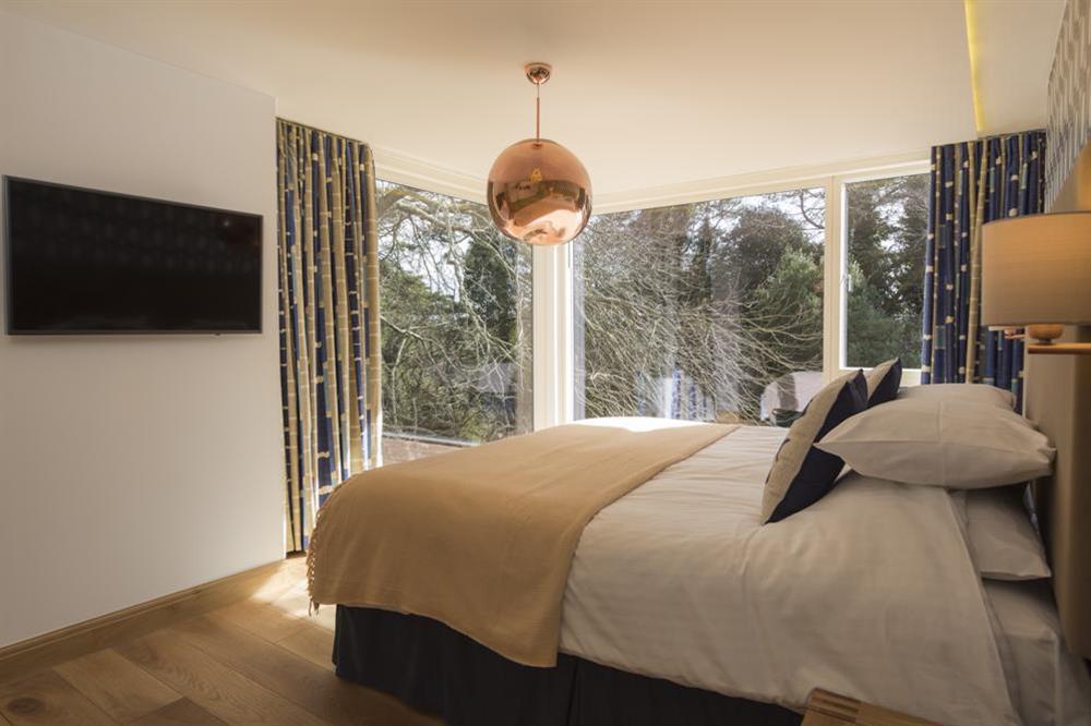 En suite master bedroom with super-King size bed (photo 5) at Bridleway House in , Salcombe