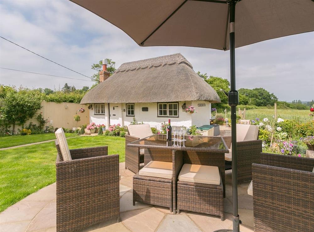 Delightful, chocolate box, thatched cottage at Brittons Hill Cottage in Kenardington, near Ashford, Kent