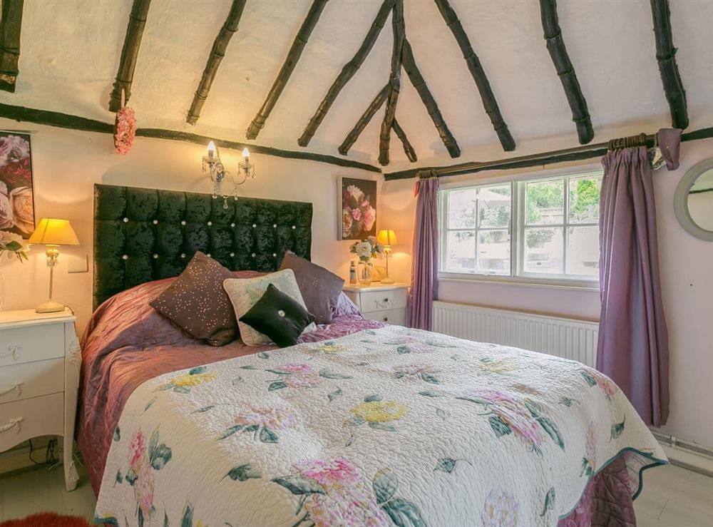 Elegant double bedroom at Brittons Hill Cottage in Kenardington, near Ashford, Kent