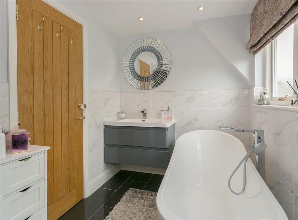 Family bathroom with roll-top bath at Brittons Hill Cottage in Kenardington, near Ashford, Kent