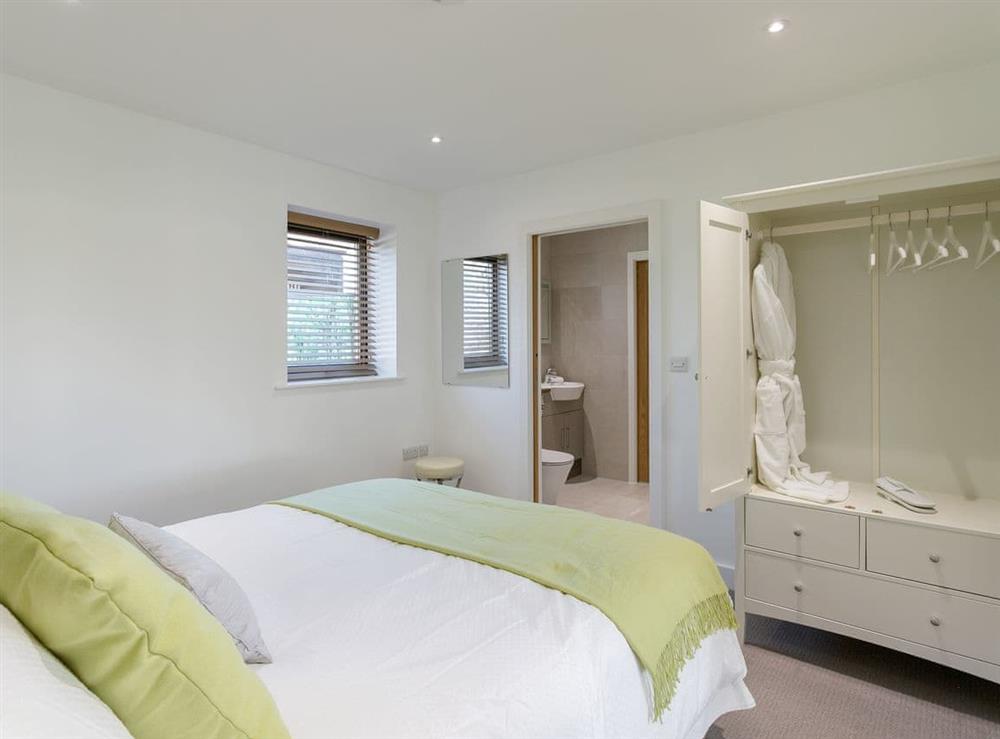 Comfortable en-suite double bedroom at The Lookout, 