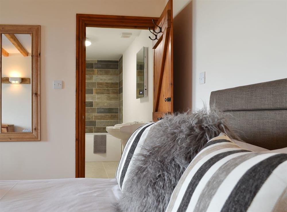 Twin bedroom with en-suite at Alice Chambers, 