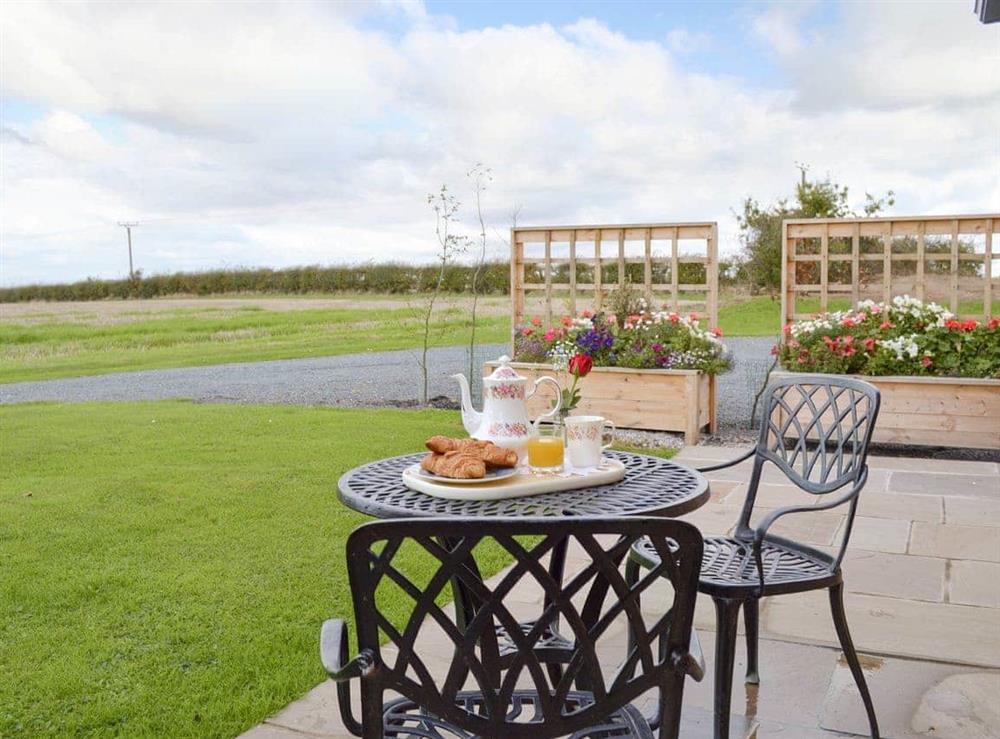 Paved patio area with outdoor furniture - Attached cottage at Barley Edge, 