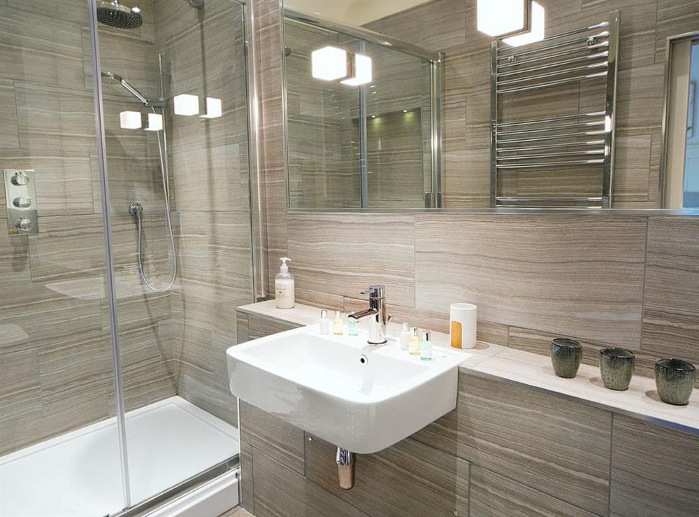 Modern en-suite shower room at Grooms Room Cottage, 