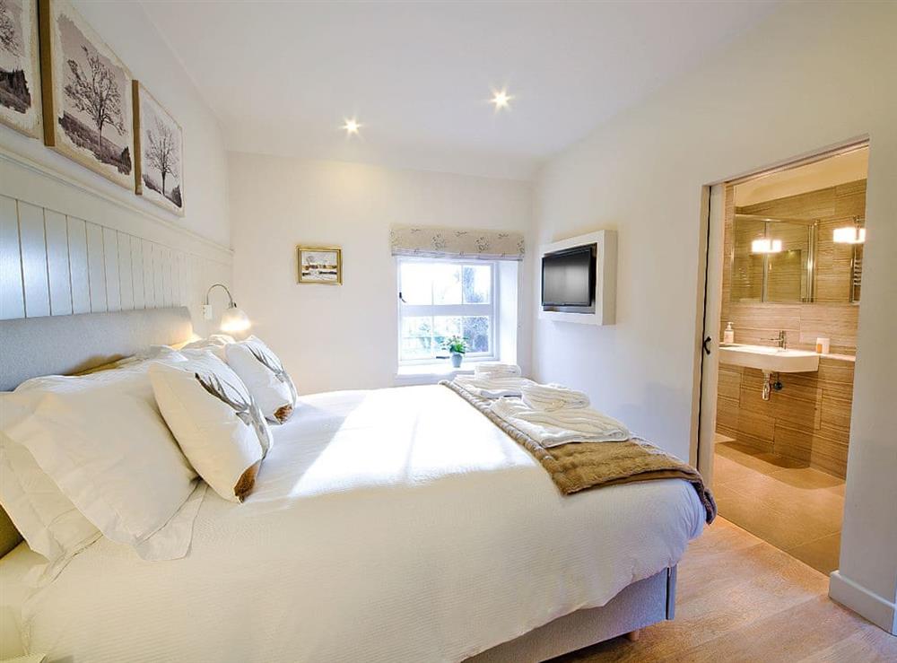 Romantic double bedroom with kingsize bed and en-suite (photo 3) at Grooms Room Cottage, 