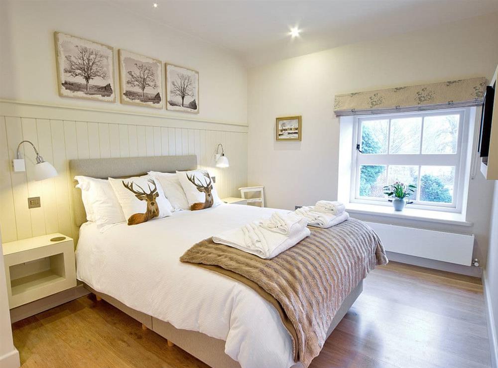 Romantic double bedroom with kingsize bed and en-suite at Grooms Room Cottage, 