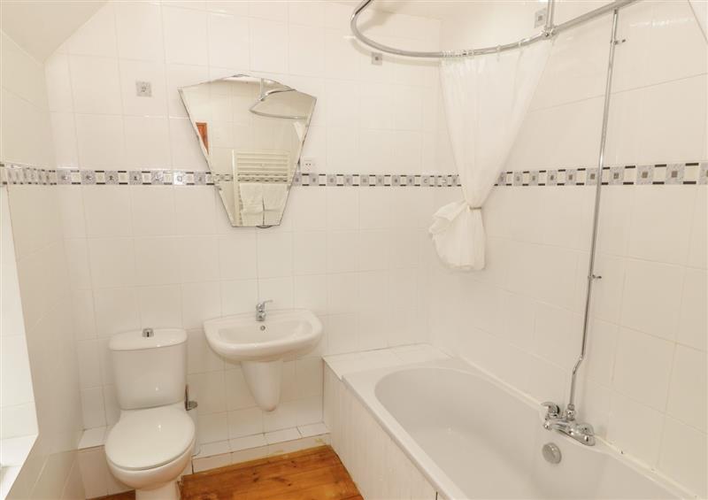 The bathroom at Bron Gadair, Newborough