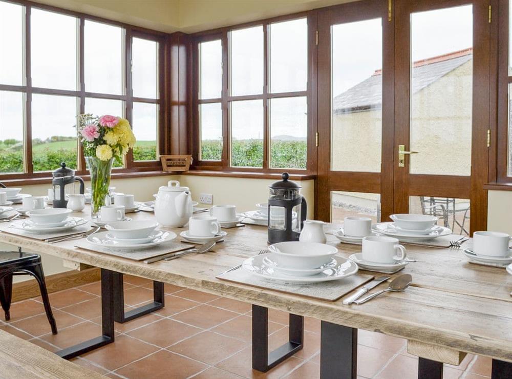 Light and airy dining room at Llofft Storws, 