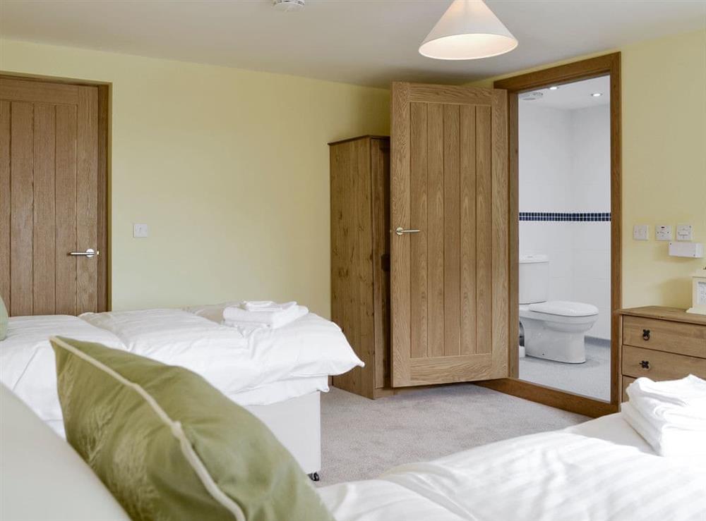 Twin bedroom with en-suite at Llofft Storws, 