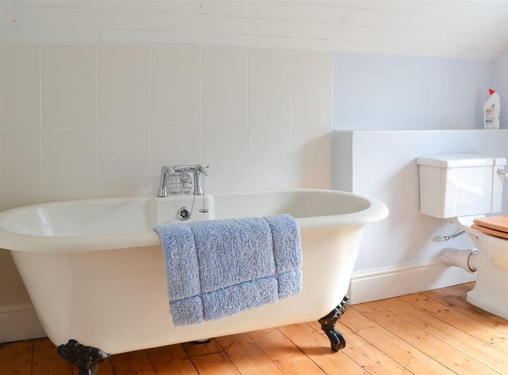 Sumptuous roll top bath with ball and claw feet