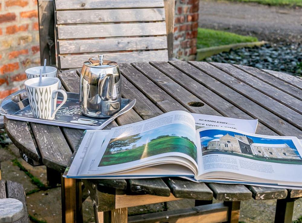 Sitting-out-area at Brook House Farm Cottage in Scamblesby, near Louth, Lincolnshire