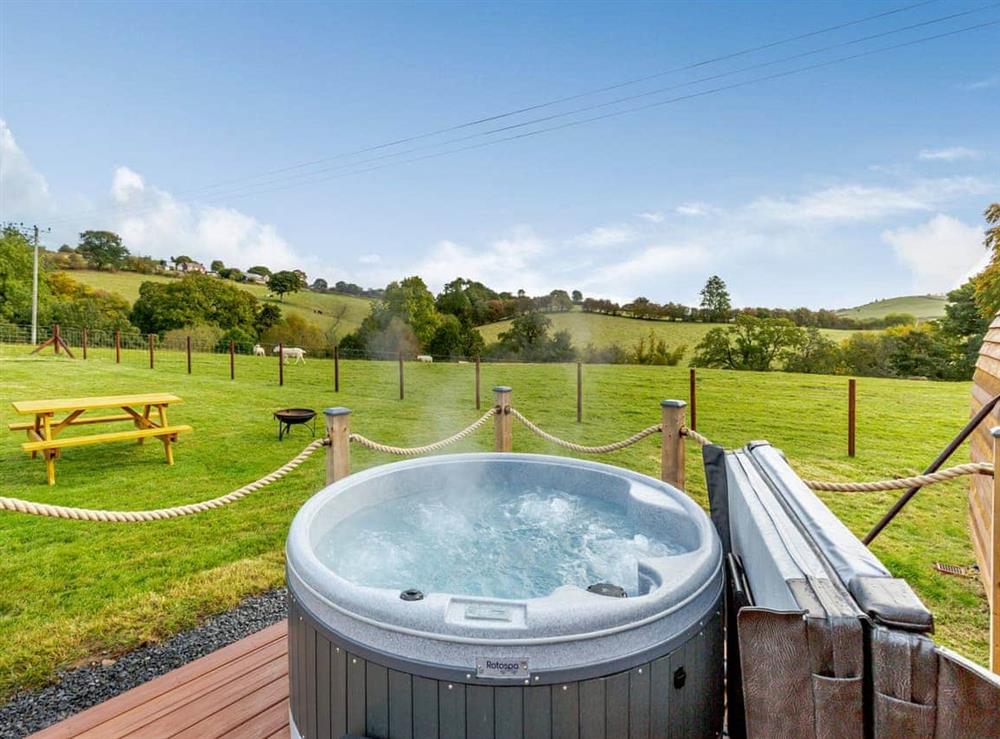 Hot tub at Brook Valley Glamping-Chestnut in Llanfair Caereinion, Powys