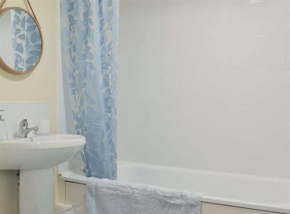 En-suite bathroom with shower over the bath at Honeysuckle Cottage, 