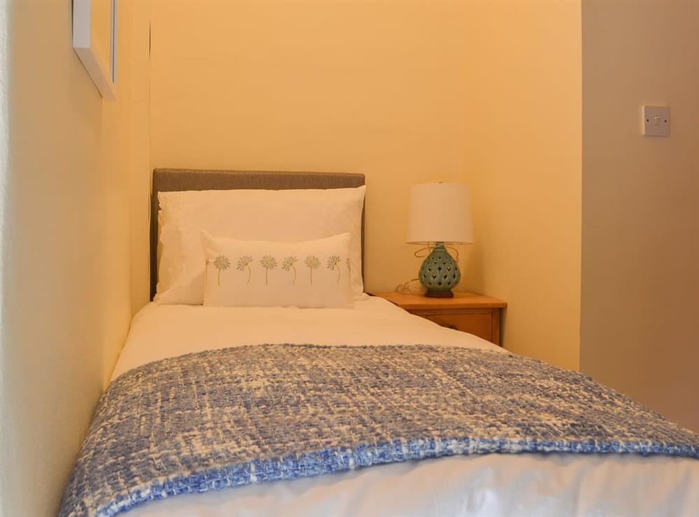 Cosy single bedded room at Jasmine Cottage, 