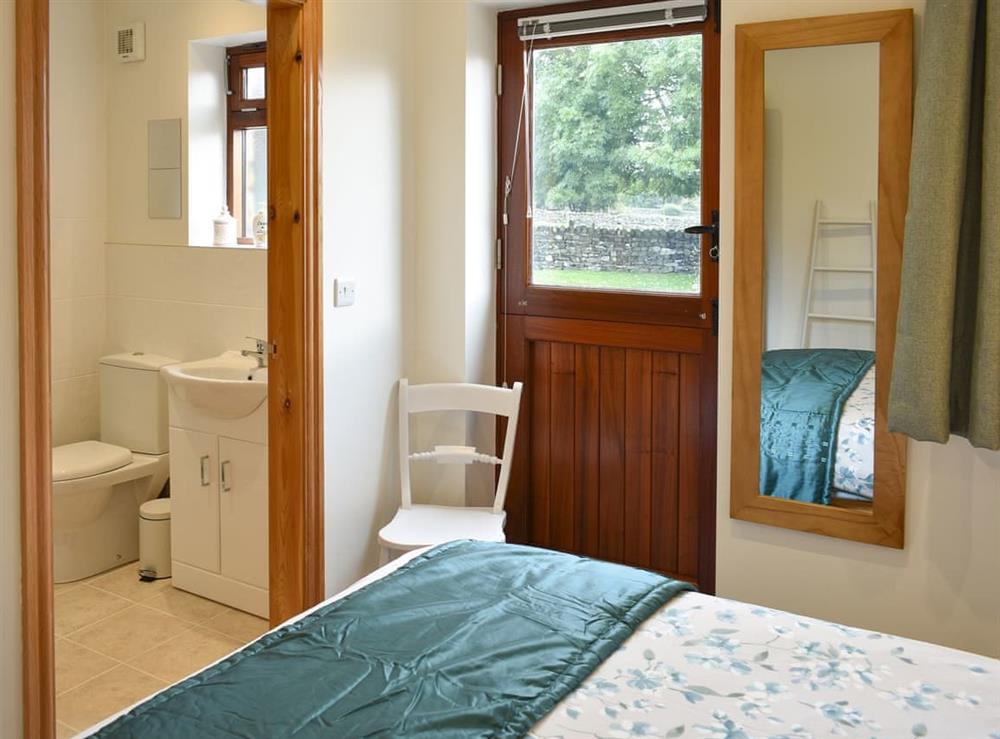 Double bedroom with en-suite at Brooklands Cottage in Bellerby, near Leyburn, North Yorkshire