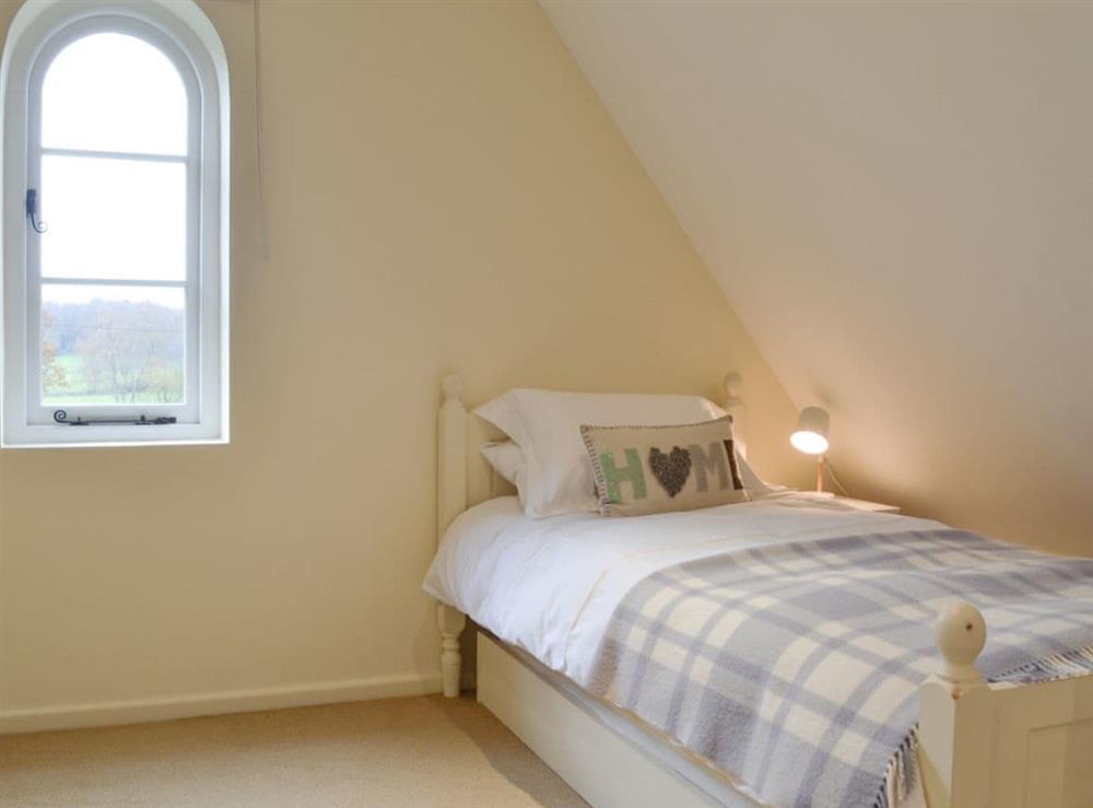Cosy twin bedroom at Brookside Cottage in Burley, near Ringwood, Hampshire