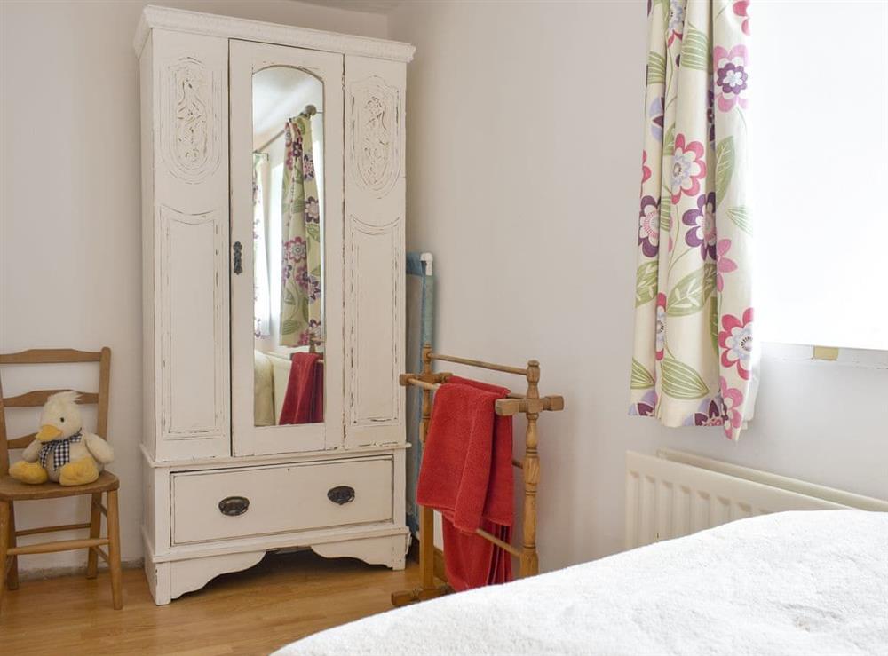 Light and airy twin bedroom at Brookside in Langthwaite, near Reeth, North Yorkshire