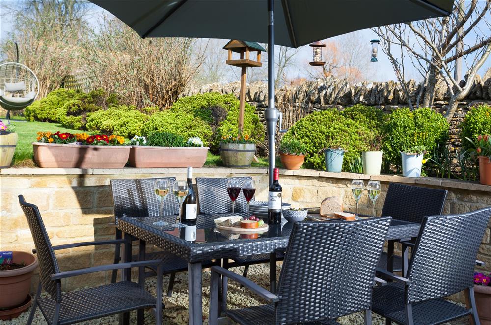 Brookview, Cotswolds: Enjoy alfresco dining in the pretty garden at Brookview, Lower Swell, Nr Stow-on-the-Wold