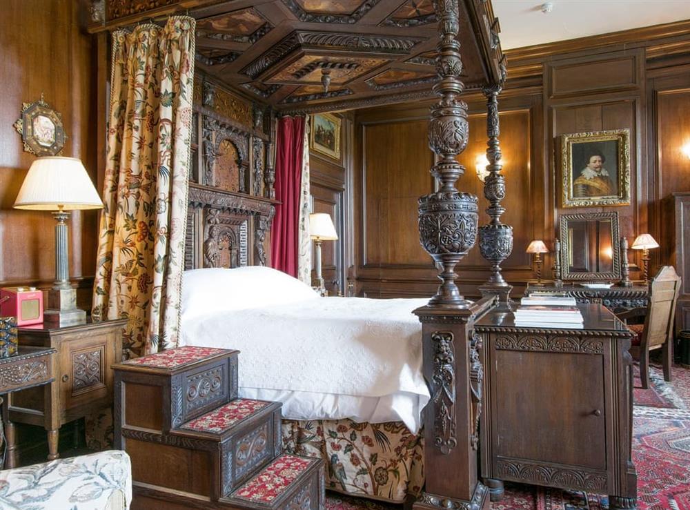 Oak four poster double bedroom – first floor (photo 2) at Broughton Hall in Broughton, near Skipton, North Yorkshire