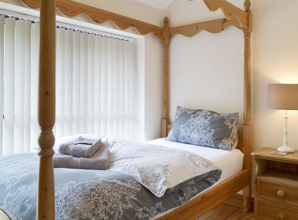 Light and airy single bedroom at Lilly Cottage, 