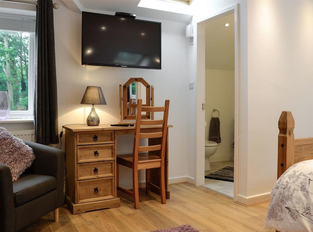 Double bedroom with en-suite at Bryn Aled in Bontnewydd, near Dolgellau, Gwynedd