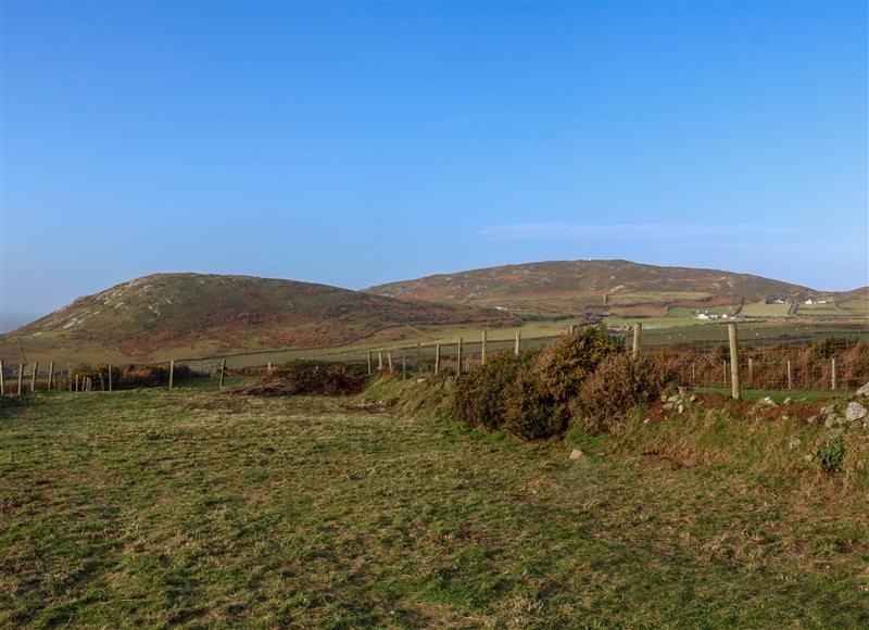 The setting around Bryn Canaid