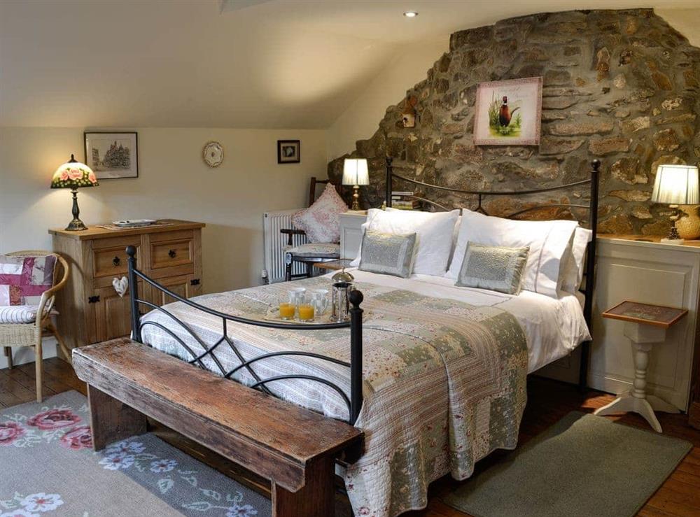 Master bedroom with en-suite at Bryn Dedwydd Cottage in Eryrys, near Mold, Clwyd