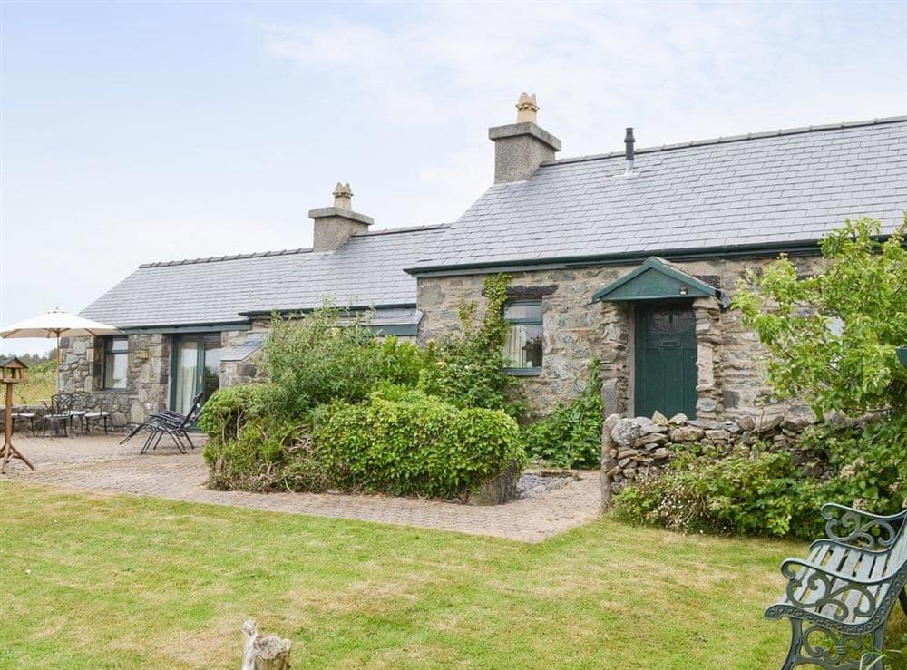Well-maintained lawned garden area at Bryn Tirion in Trefor, Anglesey, Gwynedd