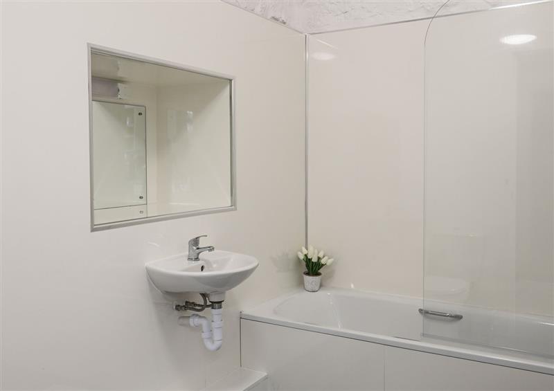 The bathroom at Brynkir Coach House, Porthmadog