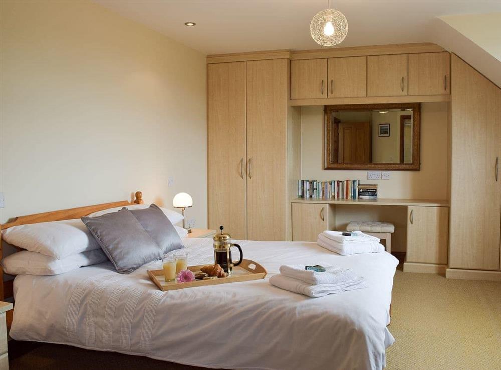 Double bedroom with en-suite at Brynymor Cottage in Llangennith, near Swansea, Glamorgan, West Glamorgan