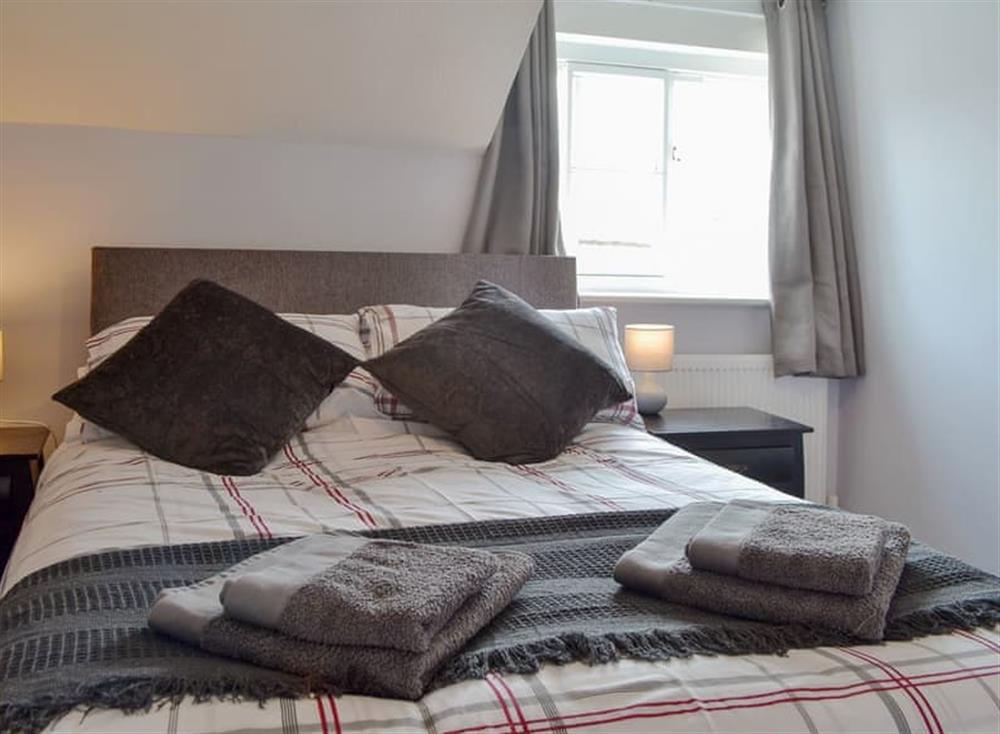Double bedroom with en-suite at Buckingham Square in Helmsley, North Yorkshire