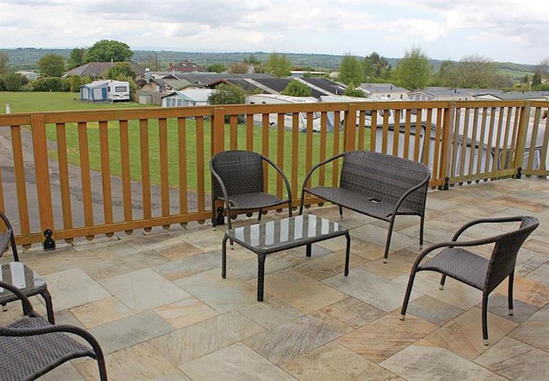 Veranda in a lodge at Bucklegrove Holiday Park in Cheddar, Somerset