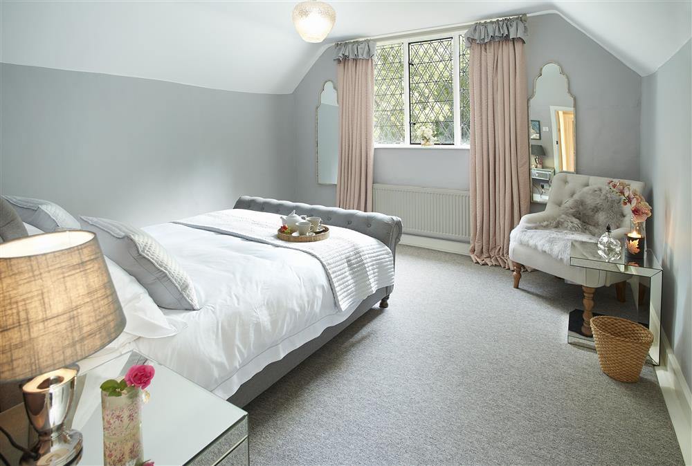 Master bedroom with 5’ king-size sleigh bed at Bull Hollow Cottage, Shrewsbury