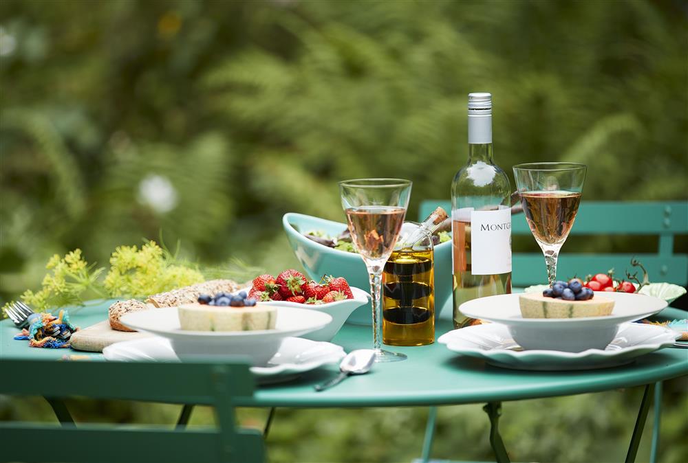 Relax outdoors with alfresco dinning in a truly tranquil spot at Bull Hollow Cottage, Shrewsbury
