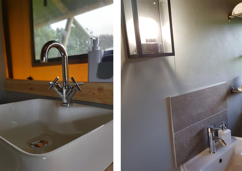 Bathroom at Bumble @ Stars & Embers Glamping, Grampound