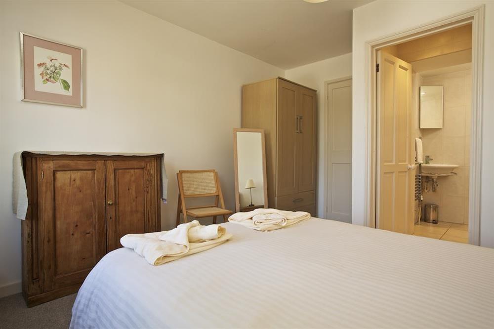 Master bedroom with en suite shower room at Bumblebee Cottage in 7 Shadycombe Road, Salcombe
