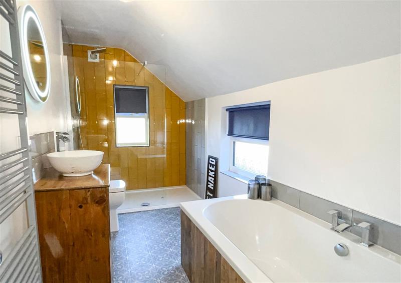 The bathroom at Bumblebee Cottage, Beverley
