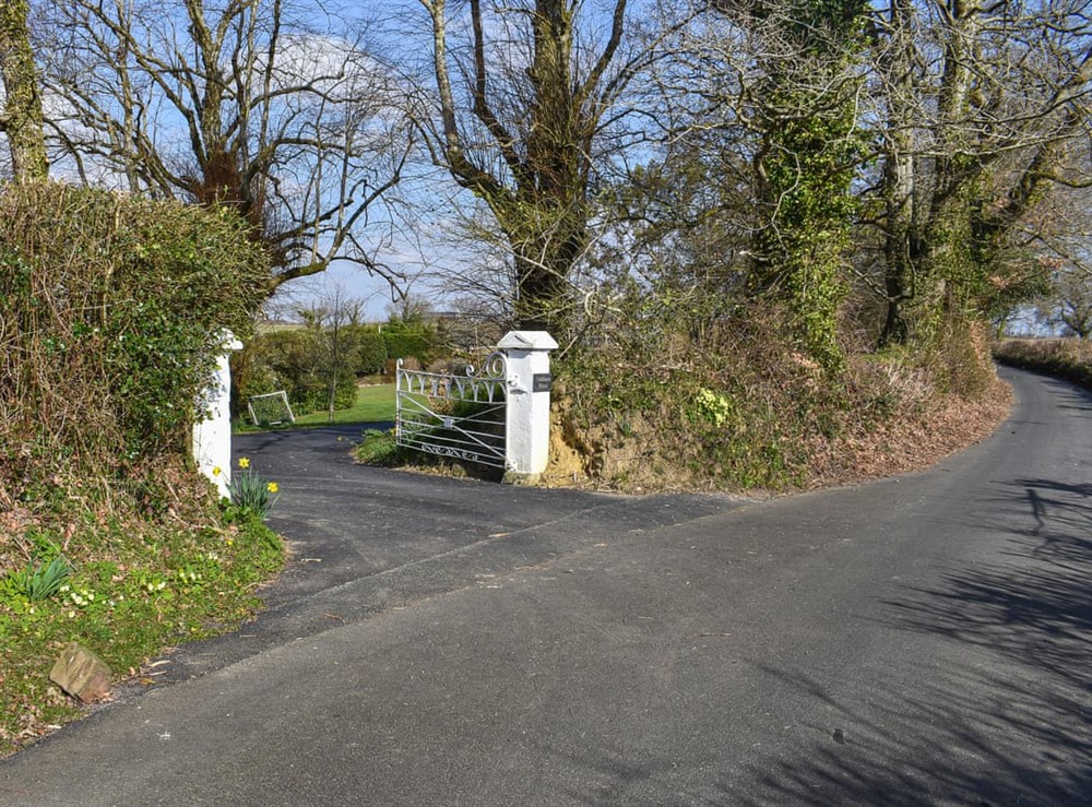 Driveway at Bumblebee Cottage in Inwardleigh, near Okehampton, Devon