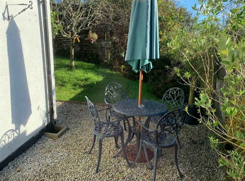 Sitting-out-area at Bumblebee Cottage in Lamerton, Devon