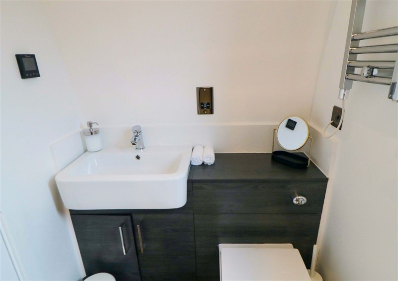 The bathroom at Bumblebee Glamping Pod, Thornton Dale